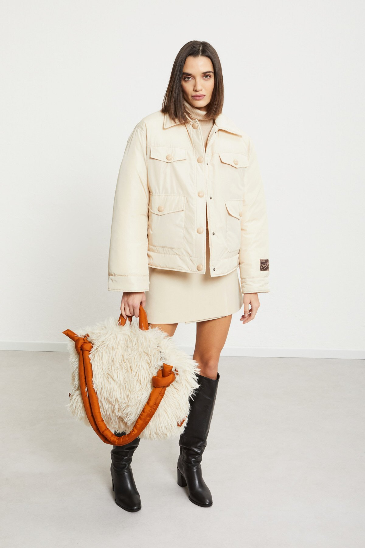 Padded bag with faux fur